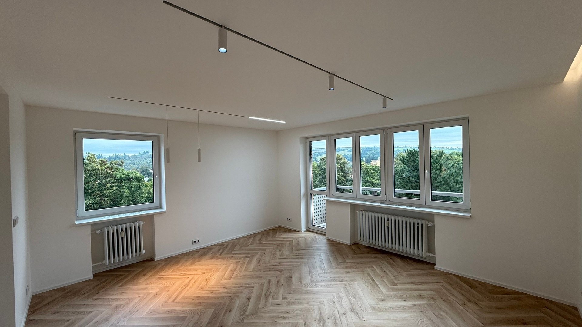 Pronájem nadčasového bytu 2+1, 62 m2, balkón , sklep, parkování, Věžové domy, Zlín