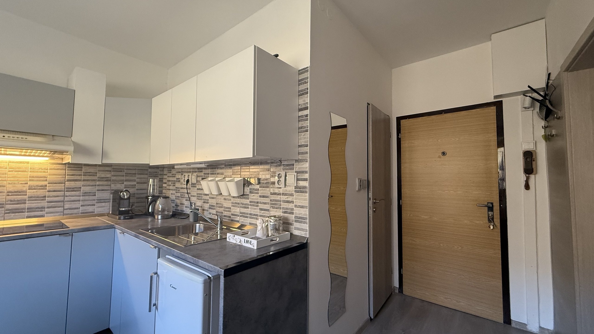 Pronájem zrekonstruovaného bytu 1+1, 31 m2, lodžie, sklep, Dolní Jasenka, Vsetín