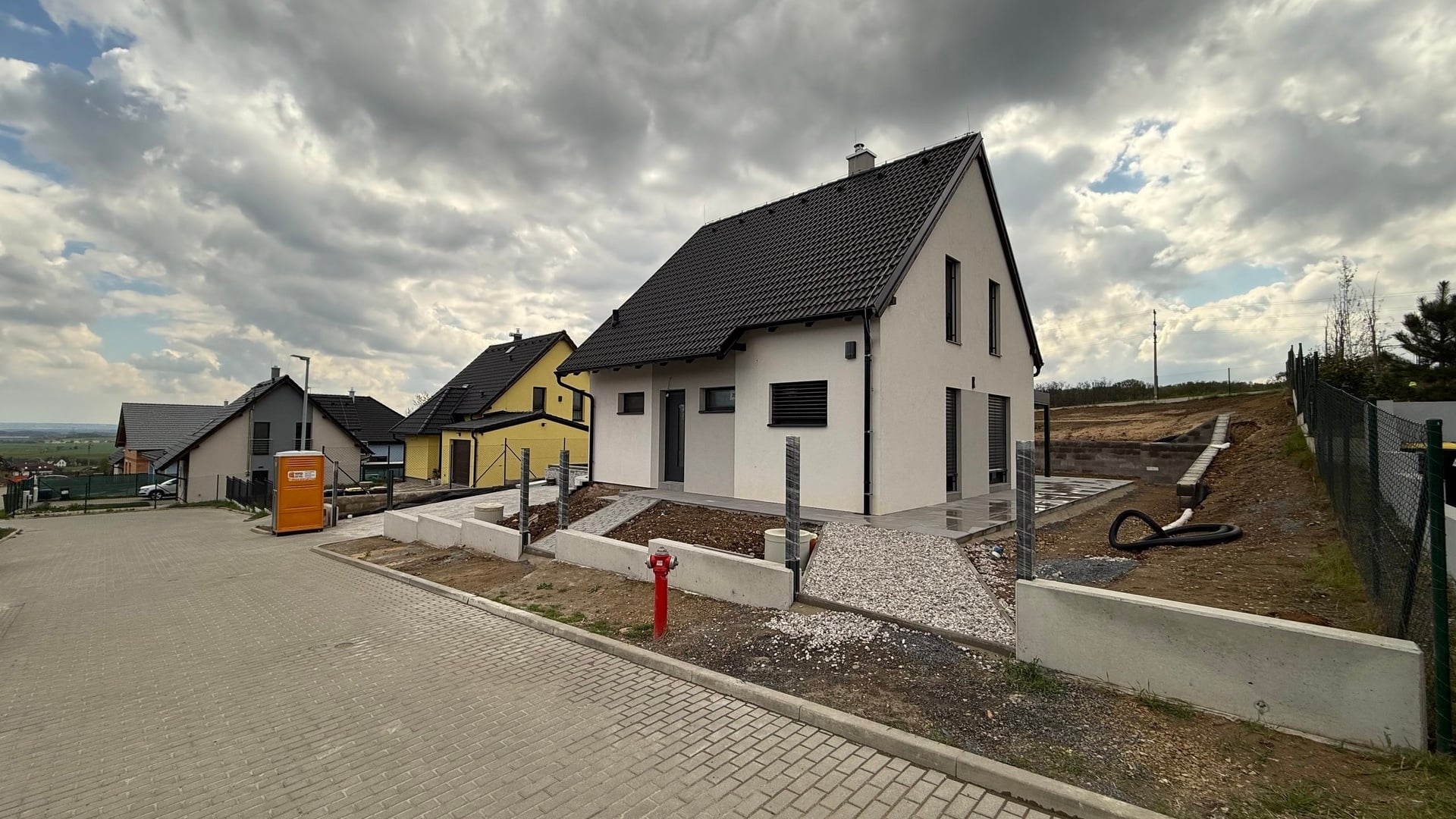 Prodej novostavby RD 5+kk, 184 m2, zahrada 719 m2, parkování, Panenské Břežany, Praha-východ