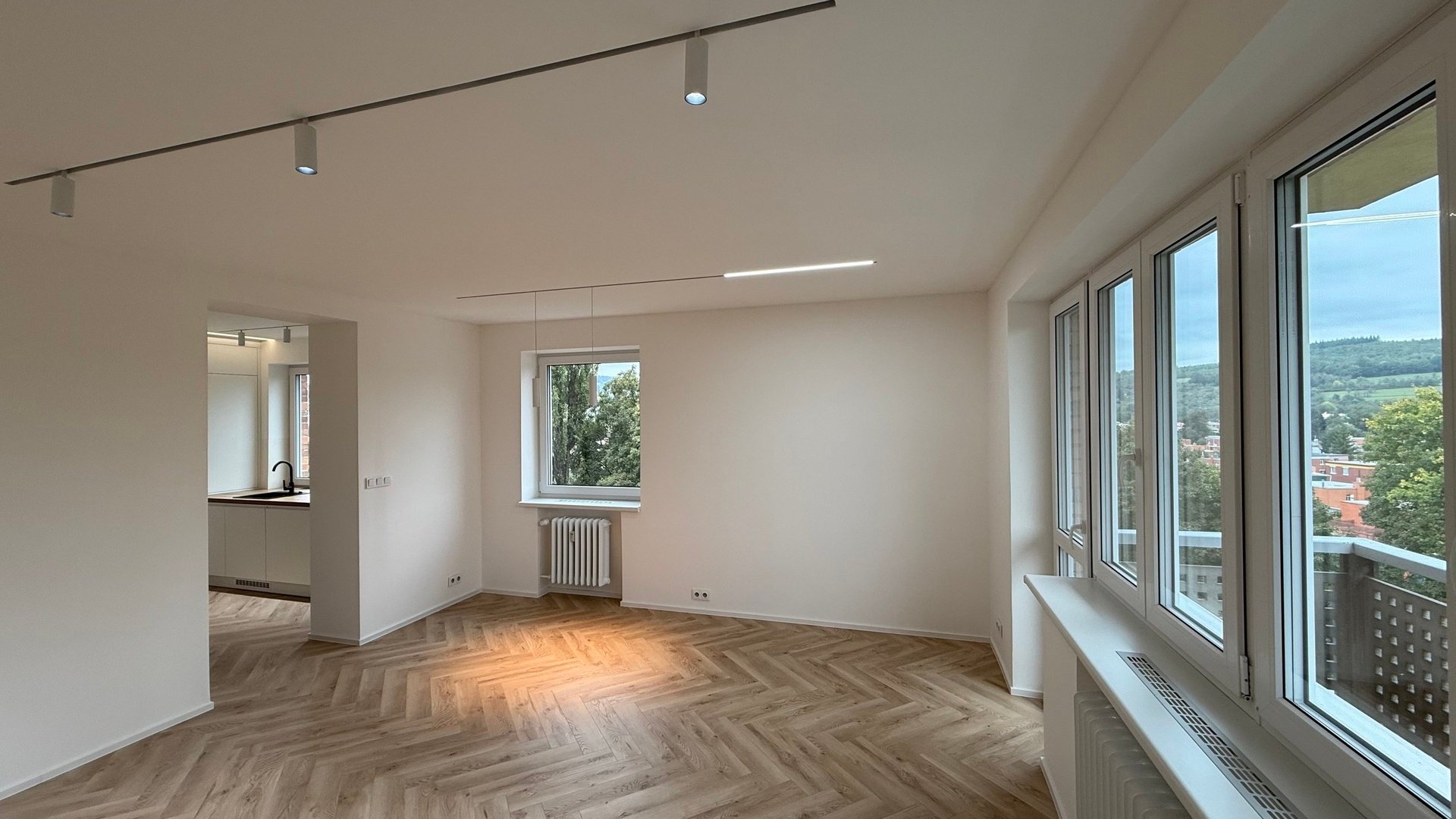 Pronájem nadčasového bytu 2+1, 62 m2, balkón , sklep, parkování, Věžové domy, Zlín