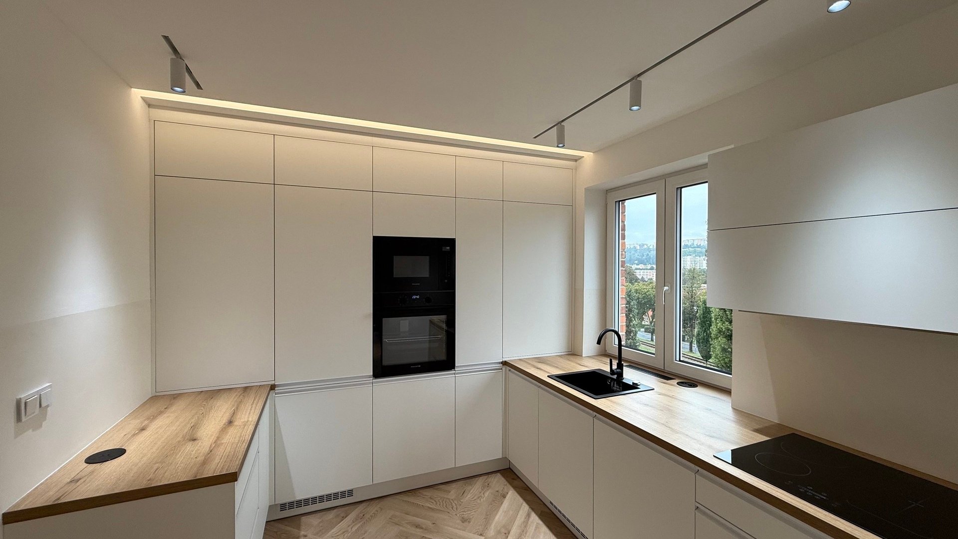 Eichner Pronájem moderního bytu 2+1, 62 m2, balkón , sklep, parkování, Věžové domy, Zlín