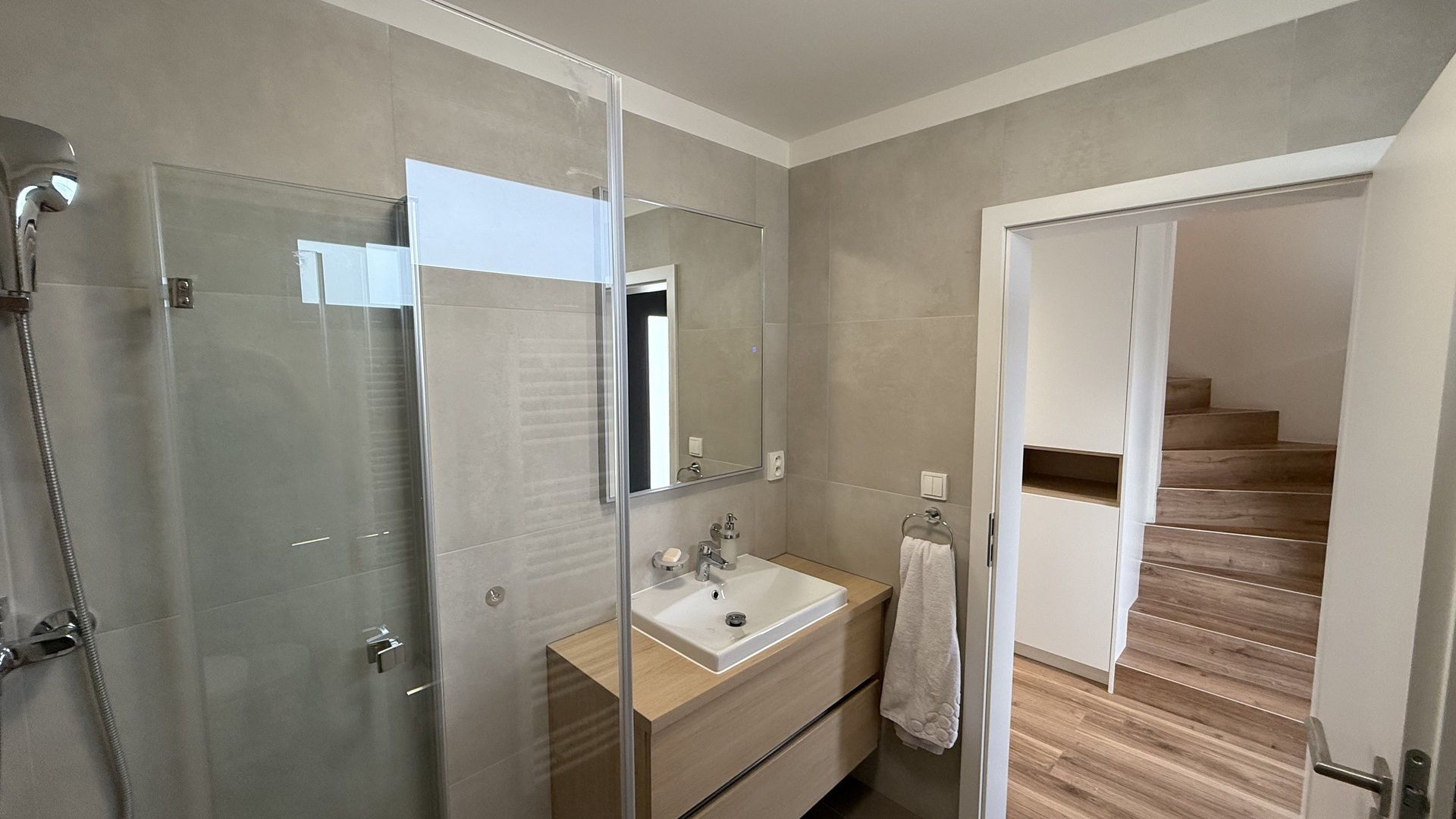 Prodej novostavby RD 5+kk, 184 m2, zahrada 719 m2, parkování, Panenské Břežany, Praha-východ