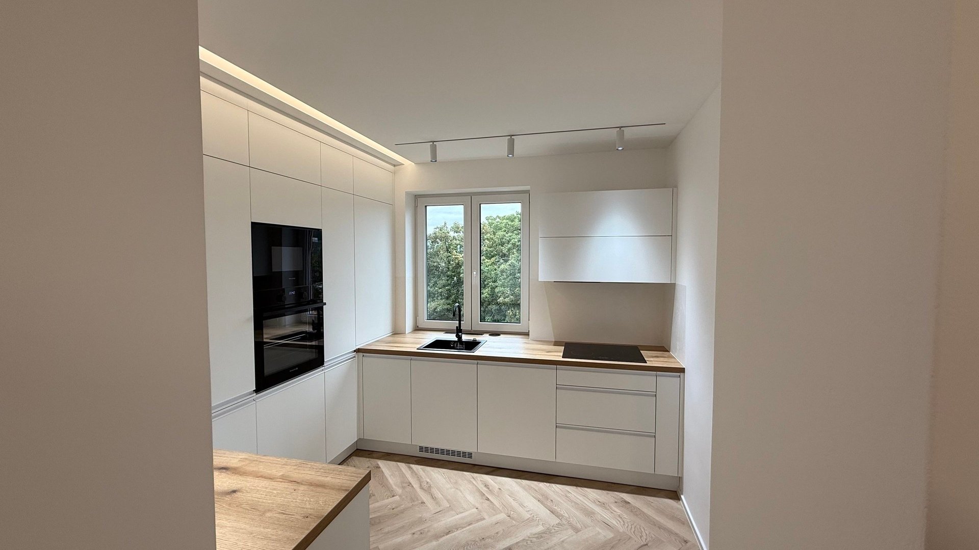 Pronájem nadčasového bytu 2+1, 62 m2, balkón , sklep, parkování, Věžové domy, Zlín