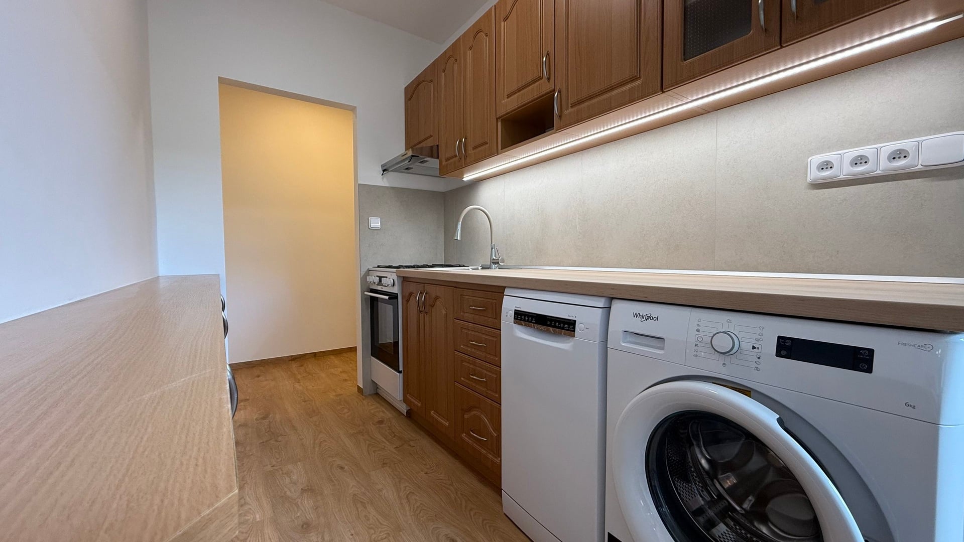 Pronájem zrekonstruovaného bytu 2+1, 56 m2, lodžie, sklep, Kúty, Zlín
