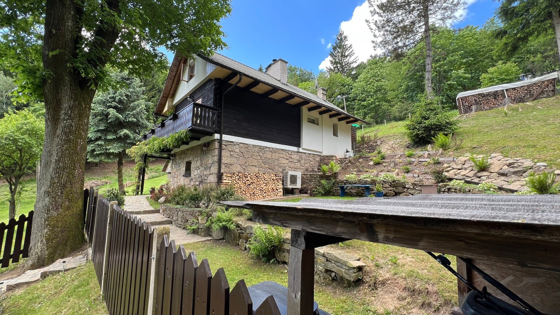 Prodej valašské chalupy 4+kk, 185 m2, pozemek 9386 m2, zahrada, bazén, sklep, dílna, lesní celek, Trnava u Zlína