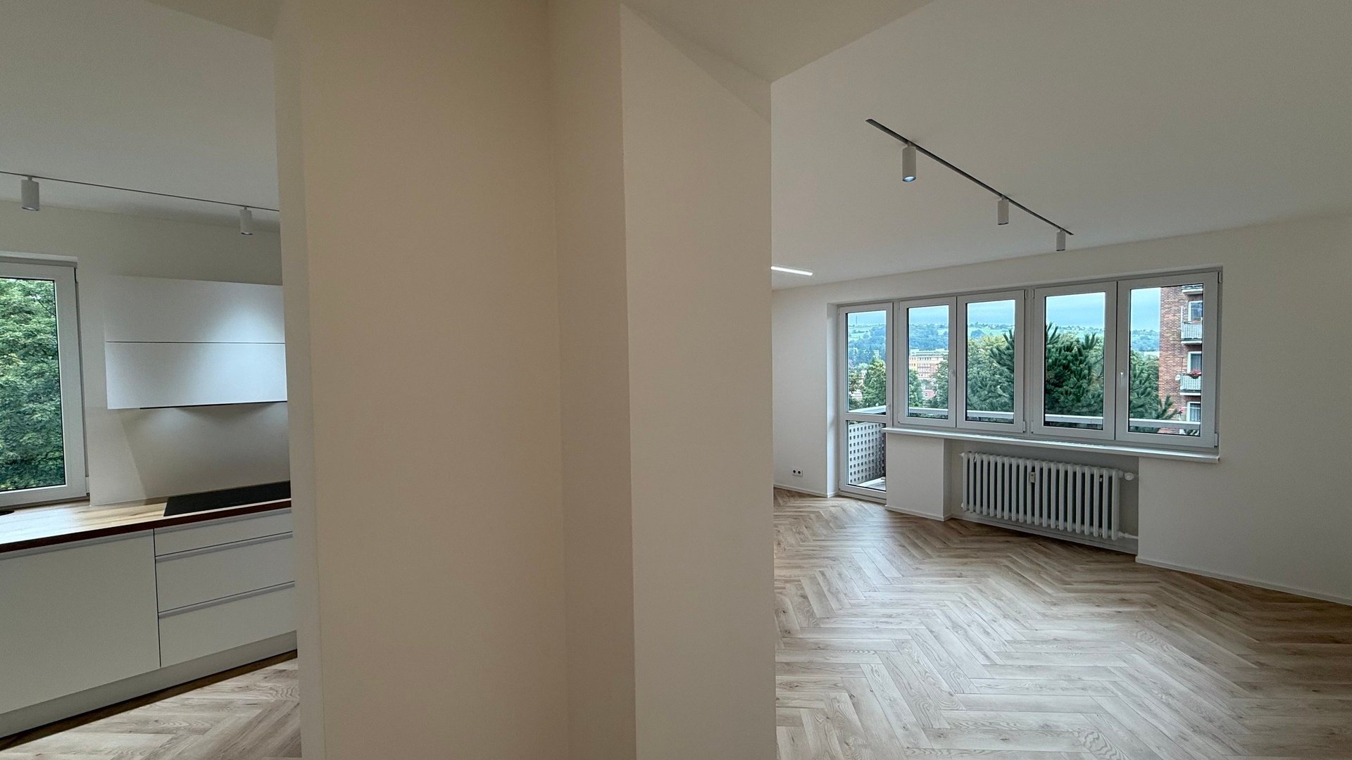 Pronájem nadčasového bytu 2+1, 62 m2, balkón , sklep, parkování, Věžové domy, Zlín