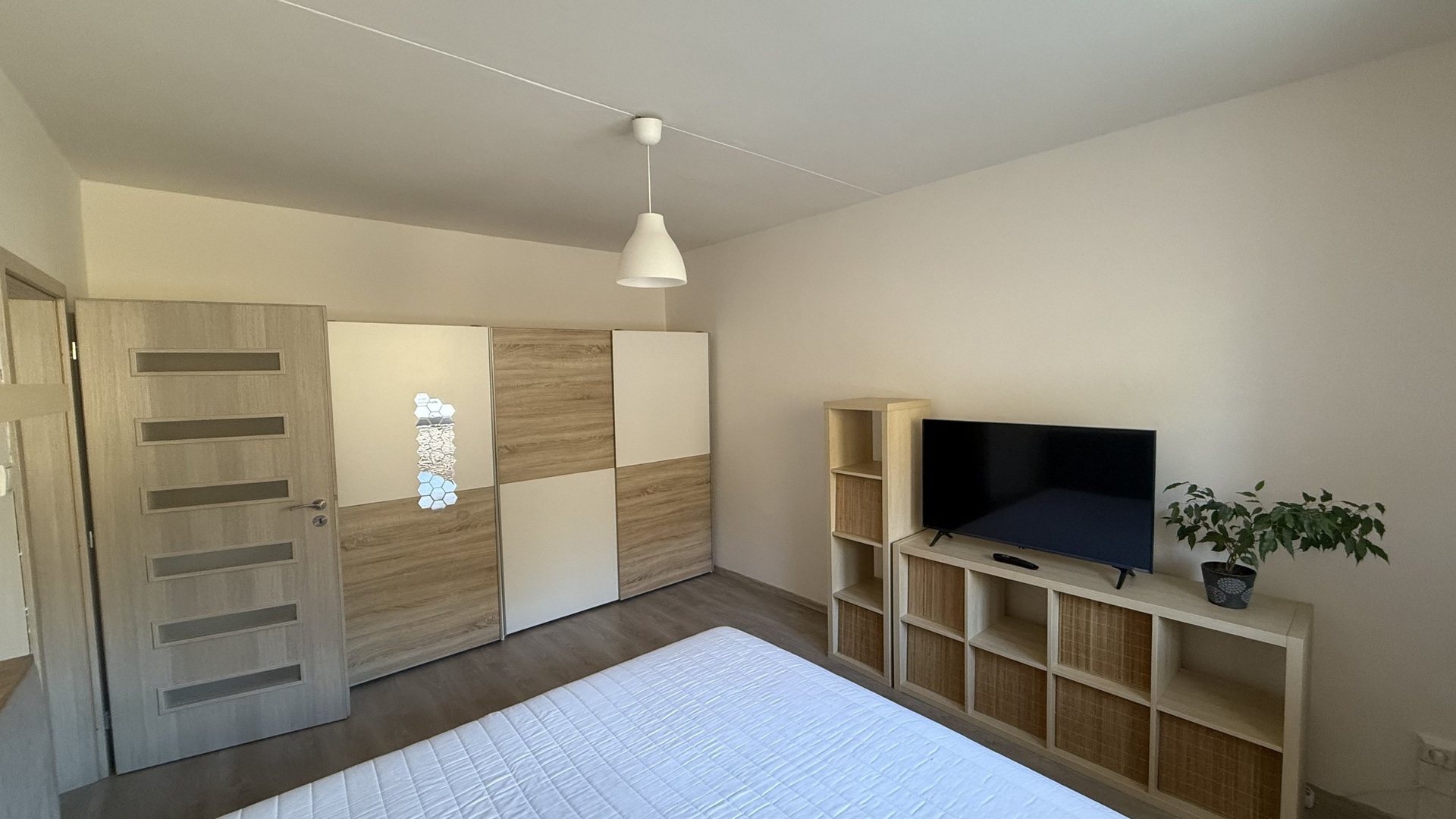 Pronájem zrekonstruovaného bytu 1+1, 31 m2, lodžie, sklep, Dolní Jasenka, Vsetín